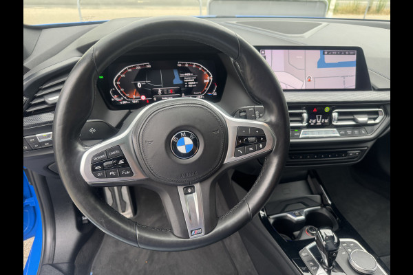 BMW 1-serie 118i High Exe M Pakket Panoramdak, Head-up, Adaptieve Cruise, DAB, trekhaak Comfort toegang .Neem contact op en we maken een afspraak!