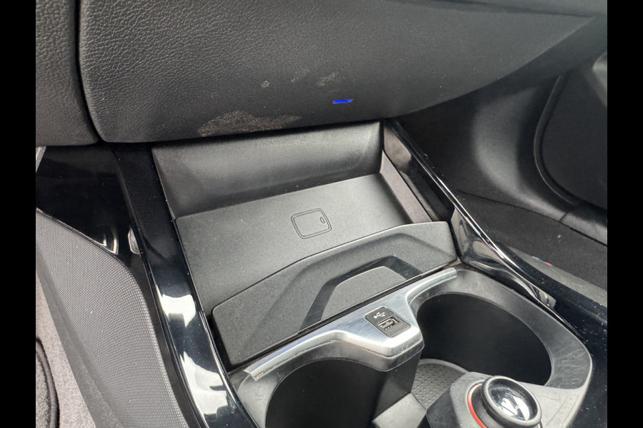 BMW 1-serie 118i High Exe M Pakket Panoramdak, Head-up, Adaptieve Cruise, DAB, trekhaak Comfort toegang .Neem contact op en we maken een afspraak!