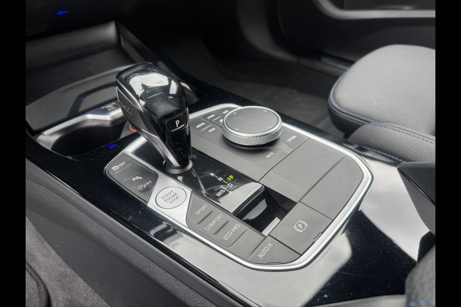 BMW 1-serie 118i High Exe M Pakket Panoramdak, Head-up, Adaptieve Cruise, DAB, trekhaak Comfort toegang .Neem contact op en we maken een afspraak!