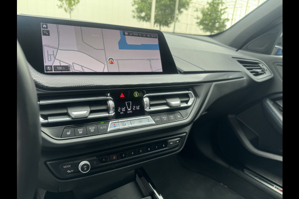 BMW 1-serie 118i High Exe M Pakket Panoramdak, Head-up, Adaptieve Cruise, DAB, trekhaak Comfort toegang .Neem contact op en we maken een afspraak!
