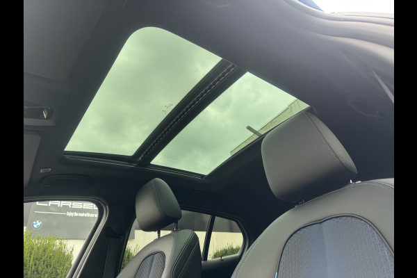 BMW 1-serie 118i High Exe M Pakket Panoramdak, Head-up, Adaptieve Cruise, DAB, trekhaak Comfort toegang .Neem contact op en we maken een afspraak!
