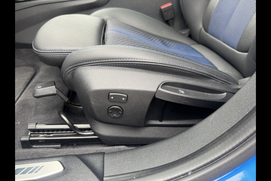 BMW 1-serie 118i High Exe M Pakket Panoramdak, Head-up, Adaptieve Cruise, DAB, trekhaak Comfort toegang .Neem contact op en we maken een afspraak!