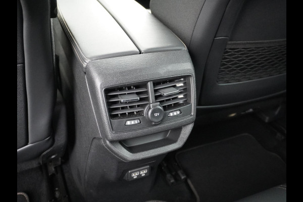 Peugeot 3008 1.6 HYbrid 225 GT VAN: 26.900,- VOOR 23.330,- UW HERFSTVOORDEEL: 3.570,- Plug-in Hybride | Navi | Camera | Adaptieve Cruisecontrol | 12 mnd BOVAG-garantie
