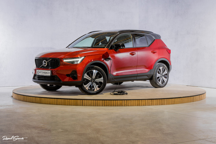Volvo XC40 1.5 T4 Plug-in hybrid Ultimate Dark | Panorama dak | Zwenkbare trekhaak | Adaptieve cruise | Harman Kardon |