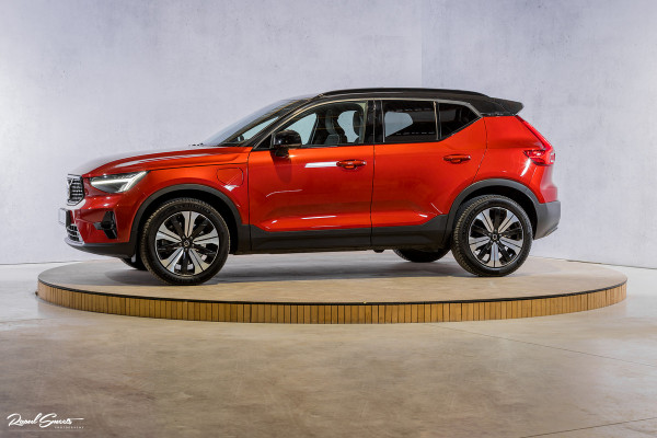 Volvo XC40 1.5 T4 Plug-in hybrid Ultimate Dark | Panorama dak | Zwenkbare trekhaak | Adaptieve cruise | Harman Kardon |
