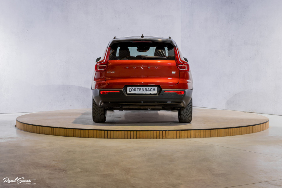 Volvo XC40 1.5 T4 Plug-in hybrid Ultimate Dark | Panorama dak | Zwenkbare trekhaak | Adaptieve cruise | Harman Kardon |