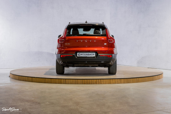 Volvo XC40 1.5 T4 Plug-in hybrid Ultimate Dark | Panorama dak | Zwenkbare trekhaak | Adaptieve cruise | Harman Kardon |