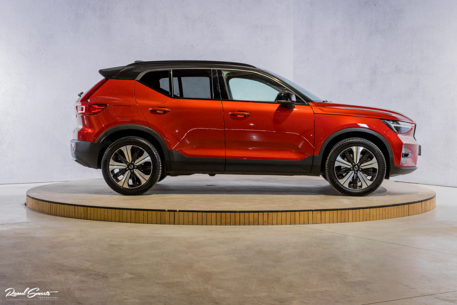 Volvo XC40 1.5 T4 Plug-in hybrid Ultimate Dark | Panorama dak | Zwenkbare trekhaak | Adaptieve cruise | Harman Kardon |