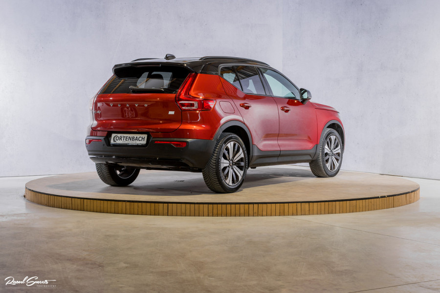 Volvo XC40 1.5 T4 Plug-in hybrid Ultimate Dark | Panorama dak | Zwenkbare trekhaak | Adaptieve cruise | Harman Kardon |