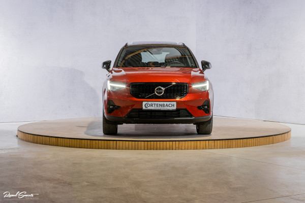 Volvo XC40 1.5 T4 Plug-in hybrid Ultimate Dark | Panorama dak | Zwenkbare trekhaak | Adaptieve cruise | Harman Kardon |