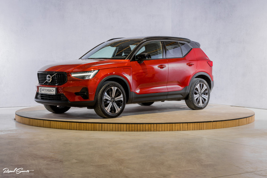 Volvo XC40 1.5 T4 Plug-in hybrid Ultimate Dark | Panorama dak | Zwenkbare trekhaak | Adaptieve cruise | Harman Kardon |