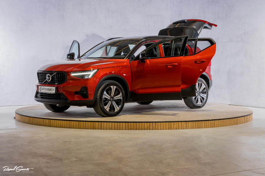 Volvo XC40 1.5 T4 Plug-in hybrid Ultimate Dark | Panorama dak | Zwenkbare trekhaak | Adaptieve cruise | Harman Kardon |