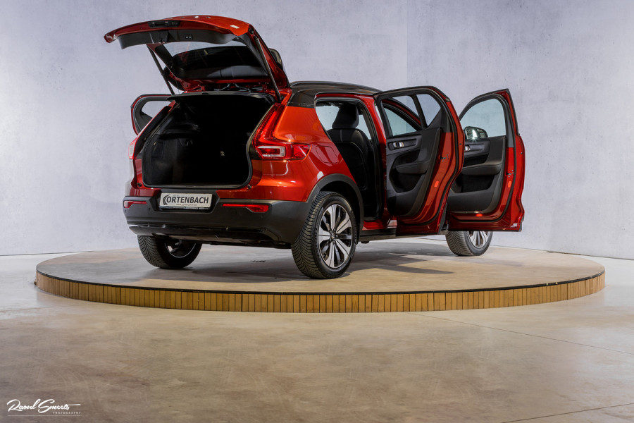 Volvo XC40 1.5 T4 Plug-in hybrid Ultimate Dark | Panorama dak | Zwenkbare trekhaak | Adaptieve cruise | Harman Kardon |