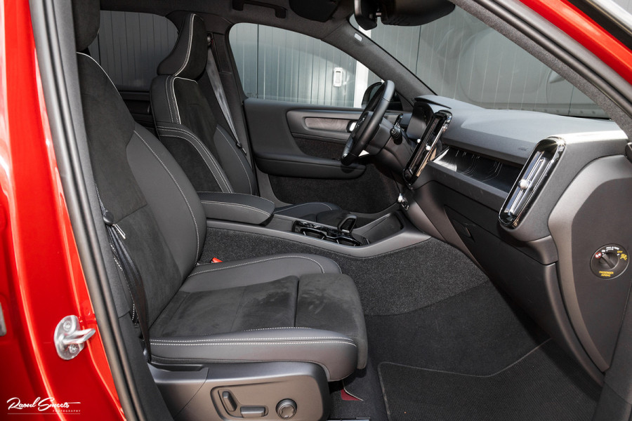 Volvo XC40 1.5 T4 Plug-in hybrid Ultimate Dark | Panorama dak | Zwenkbare trekhaak | Adaptieve cruise | Harman Kardon |