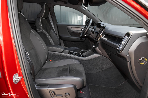 Volvo XC40 1.5 T4 Plug-in hybrid Ultimate Dark | Panorama dak | Zwenkbare trekhaak | Adaptieve cruise | Harman Kardon |