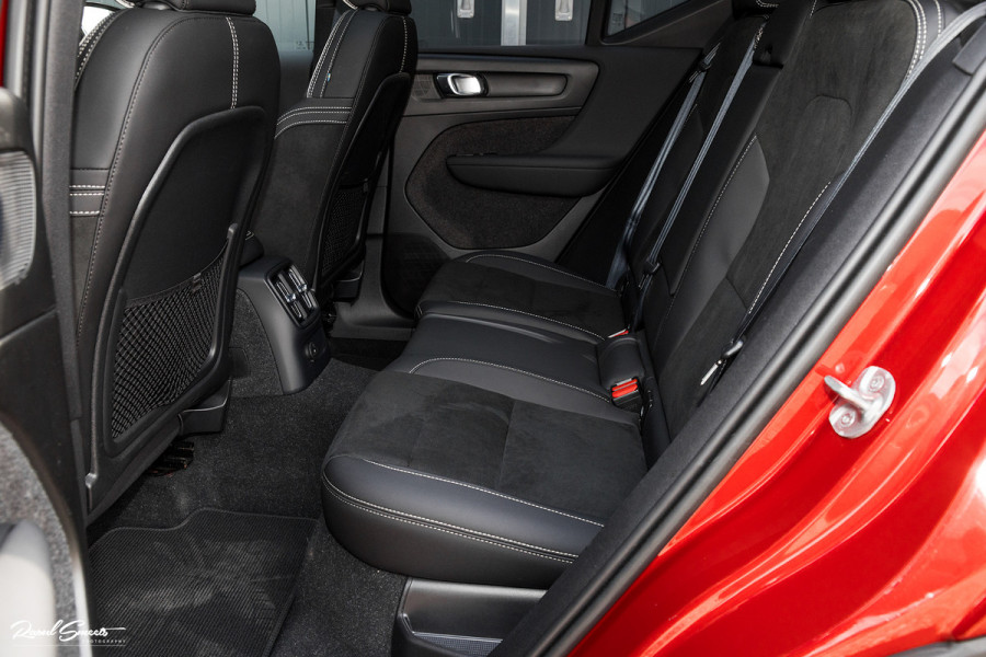 Volvo XC40 1.5 T4 Plug-in hybrid Ultimate Dark | Panorama dak | Zwenkbare trekhaak | Adaptieve cruise | Harman Kardon |