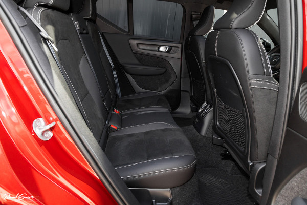 Volvo XC40 1.5 T4 Plug-in hybrid Ultimate Dark | Panorama dak | Zwenkbare trekhaak | Adaptieve cruise | Harman Kardon |