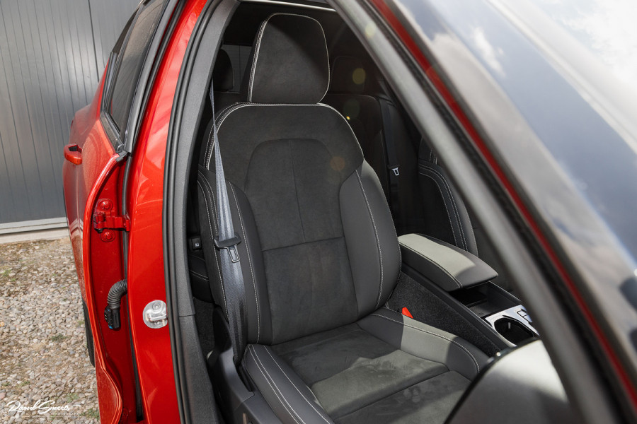 Volvo XC40 1.5 T4 Plug-in hybrid Ultimate Dark | Panorama dak | Zwenkbare trekhaak | Adaptieve cruise | Harman Kardon |