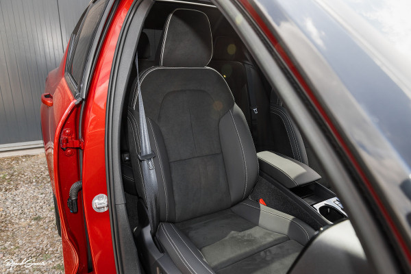 Volvo XC40 1.5 T4 Plug-in hybrid Ultimate Dark | Panorama dak | Zwenkbare trekhaak | Adaptieve cruise | Harman Kardon |