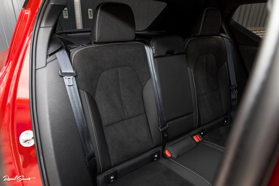 Volvo XC40 1.5 T4 Plug-in hybrid Ultimate Dark | Panorama dak | Zwenkbare trekhaak | Adaptieve cruise | Harman Kardon |