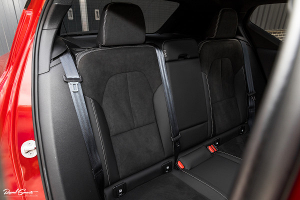 Volvo XC40 1.5 T4 Plug-in hybrid Ultimate Dark | Panorama dak | Zwenkbare trekhaak | Adaptieve cruise | Harman Kardon |