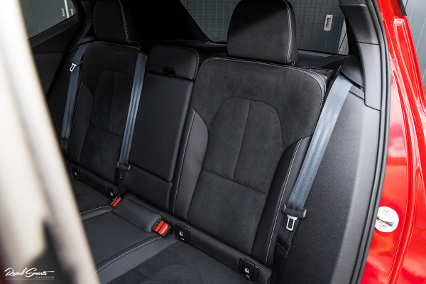 Volvo XC40 1.5 T4 Plug-in hybrid Ultimate Dark | Panorama dak | Zwenkbare trekhaak | Adaptieve cruise | Harman Kardon |