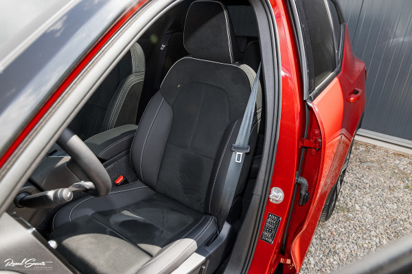 Volvo XC40 1.5 T4 Plug-in hybrid Ultimate Dark | Panorama dak | Zwenkbare trekhaak | Adaptieve cruise | Harman Kardon |
