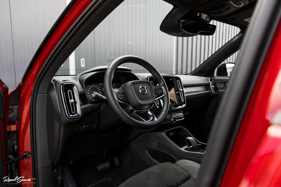 Volvo XC40 1.5 T4 Plug-in hybrid Ultimate Dark | Panorama dak | Zwenkbare trekhaak | Adaptieve cruise | Harman Kardon |