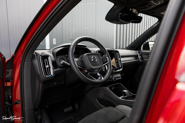 Volvo XC40 1.5 T4 Plug-in hybrid Ultimate Dark | Panorama dak | Zwenkbare trekhaak | Adaptieve cruise | Harman Kardon |