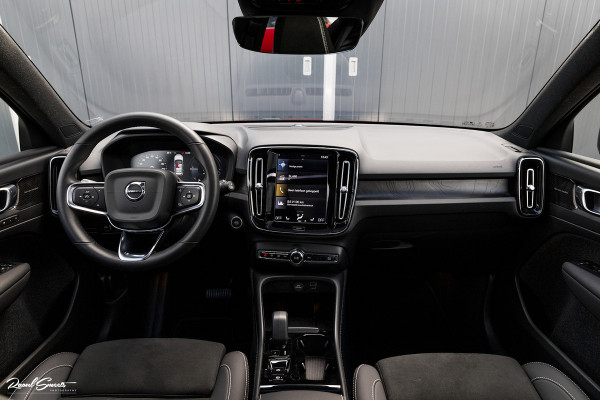 Volvo XC40 1.5 T4 Plug-in hybrid Ultimate Dark | Panorama dak | Zwenkbare trekhaak | Adaptieve cruise | Harman Kardon |