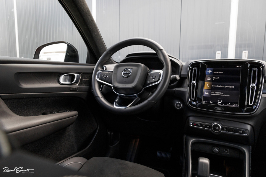 Volvo XC40 1.5 T4 Plug-in hybrid Ultimate Dark | Panorama dak | Zwenkbare trekhaak | Adaptieve cruise | Harman Kardon |