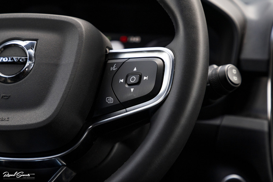 Volvo XC40 1.5 T4 Plug-in hybrid Ultimate Dark | Panorama dak | Zwenkbare trekhaak | Adaptieve cruise | Harman Kardon |