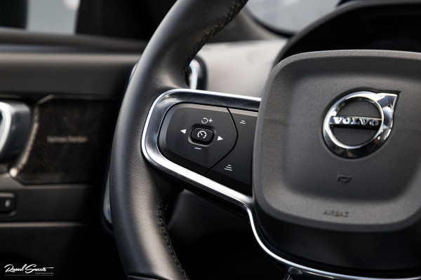 Volvo XC40 1.5 T4 Plug-in hybrid Ultimate Dark | Panorama dak | Zwenkbare trekhaak | Adaptieve cruise | Harman Kardon |