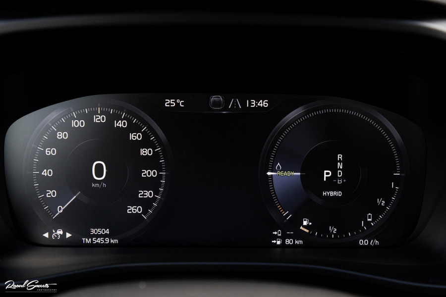 Volvo XC40 1.5 T4 Plug-in hybrid Ultimate Dark | Panorama dak | Zwenkbare trekhaak | Adaptieve cruise | Harman Kardon |