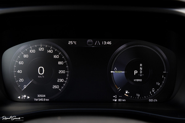 Volvo XC40 1.5 T4 Plug-in hybrid Ultimate Dark | Panorama dak | Zwenkbare trekhaak | Adaptieve cruise | Harman Kardon |