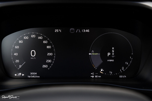 Volvo XC40 1.5 T4 Plug-in hybrid Ultimate Dark | Panorama dak | Zwenkbare trekhaak | Adaptieve cruise | Harman Kardon |