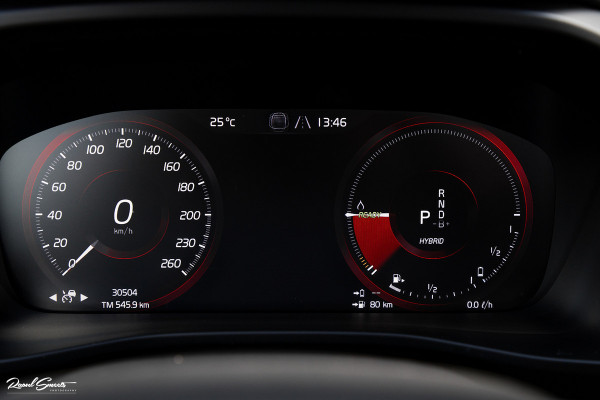 Volvo XC40 1.5 T4 Plug-in hybrid Ultimate Dark | Panorama dak | Zwenkbare trekhaak | Adaptieve cruise | Harman Kardon |