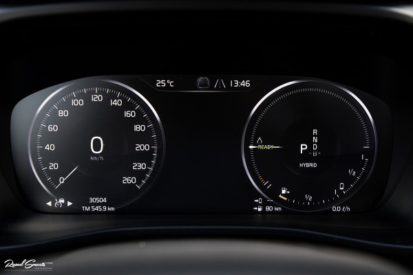 Volvo XC40 1.5 T4 Plug-in hybrid Ultimate Dark | Panorama dak | Zwenkbare trekhaak | Adaptieve cruise | Harman Kardon |