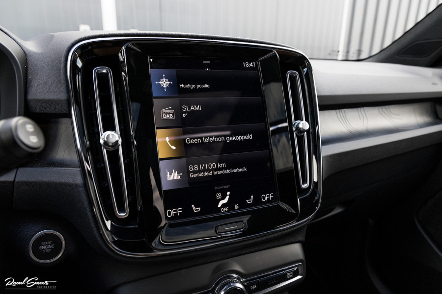 Volvo XC40 1.5 T4 Plug-in hybrid Ultimate Dark | Panorama dak | Zwenkbare trekhaak | Adaptieve cruise | Harman Kardon |