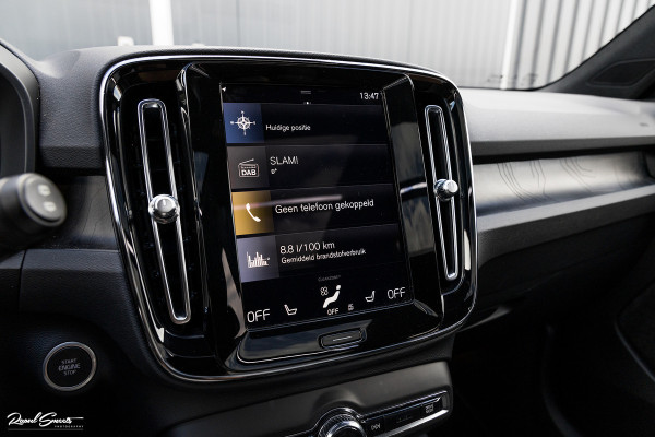 Volvo XC40 1.5 T4 Plug-in hybrid Ultimate Dark | Panorama dak | Zwenkbare trekhaak | Adaptieve cruise | Harman Kardon |