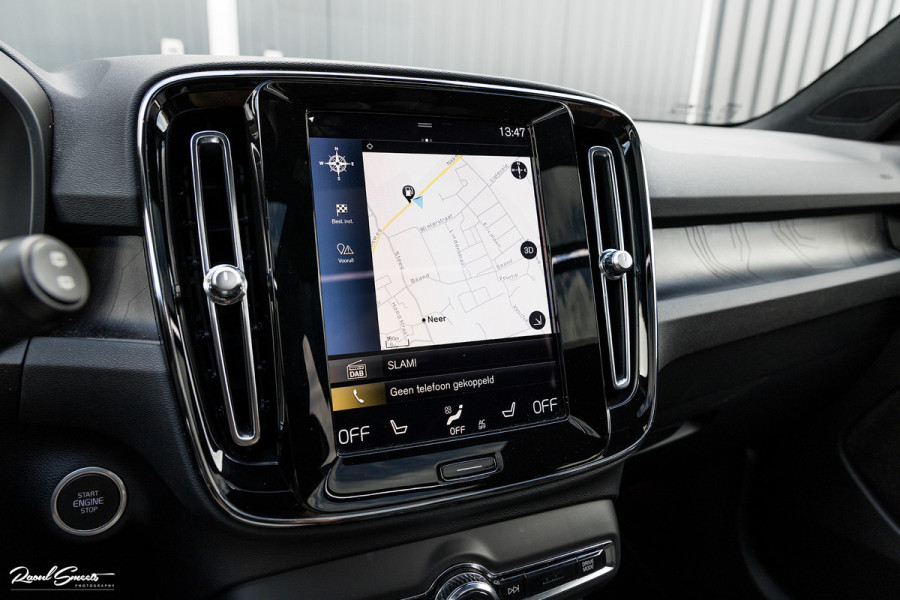 Volvo XC40 1.5 T4 Plug-in hybrid Ultimate Dark | Panorama dak | Zwenkbare trekhaak | Adaptieve cruise | Harman Kardon |