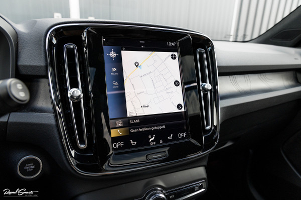 Volvo XC40 1.5 T4 Plug-in hybrid Ultimate Dark | Panorama dak | Zwenkbare trekhaak | Adaptieve cruise | Harman Kardon |