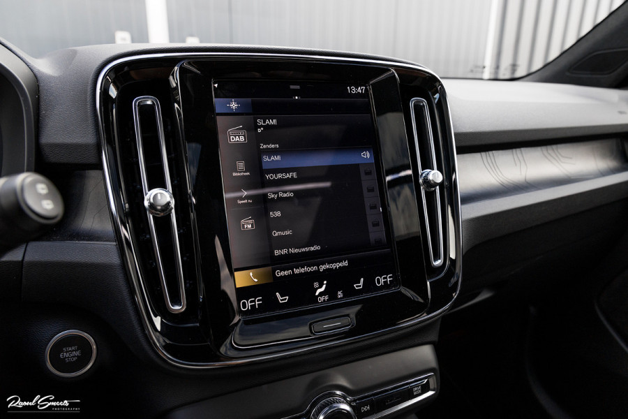 Volvo XC40 1.5 T4 Plug-in hybrid Ultimate Dark | Panorama dak | Zwenkbare trekhaak | Adaptieve cruise | Harman Kardon |