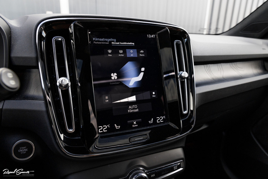 Volvo XC40 1.5 T4 Plug-in hybrid Ultimate Dark | Panorama dak | Zwenkbare trekhaak | Adaptieve cruise | Harman Kardon |