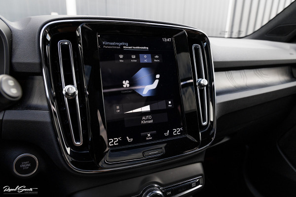 Volvo XC40 1.5 T4 Plug-in hybrid Ultimate Dark | Panorama dak | Zwenkbare trekhaak | Adaptieve cruise | Harman Kardon |