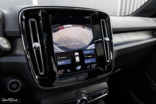 Volvo XC40 1.5 T4 Plug-in hybrid Ultimate Dark | Panorama dak | Zwenkbare trekhaak | Adaptieve cruise | Harman Kardon |