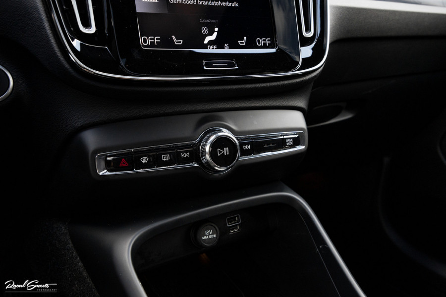 Volvo XC40 1.5 T4 Plug-in hybrid Ultimate Dark | Panorama dak | Zwenkbare trekhaak | Adaptieve cruise | Harman Kardon |
