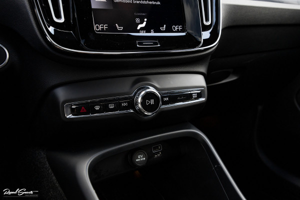 Volvo XC40 1.5 T4 Plug-in hybrid Ultimate Dark | Panorama dak | Zwenkbare trekhaak | Adaptieve cruise | Harman Kardon |
