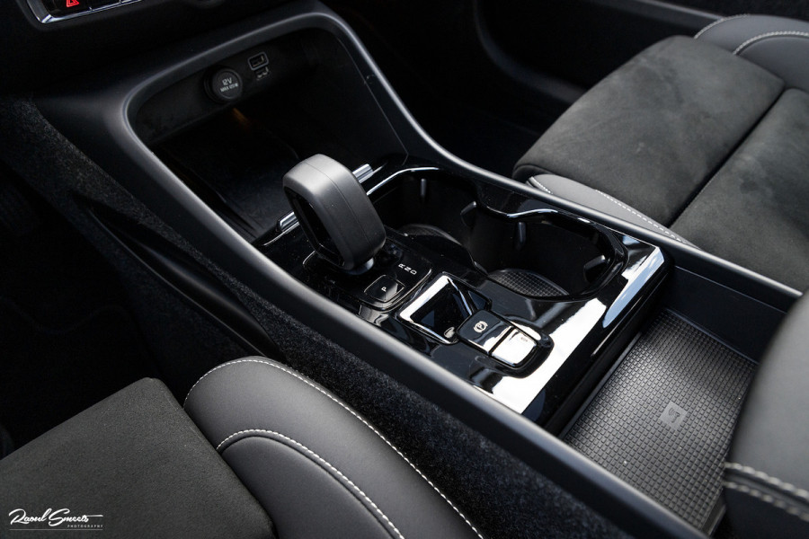 Volvo XC40 1.5 T4 Plug-in hybrid Ultimate Dark | Panorama dak | Zwenkbare trekhaak | Adaptieve cruise | Harman Kardon |