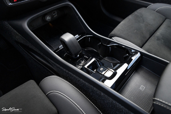 Volvo XC40 1.5 T4 Plug-in hybrid Ultimate Dark | Panorama dak | Zwenkbare trekhaak | Adaptieve cruise | Harman Kardon |